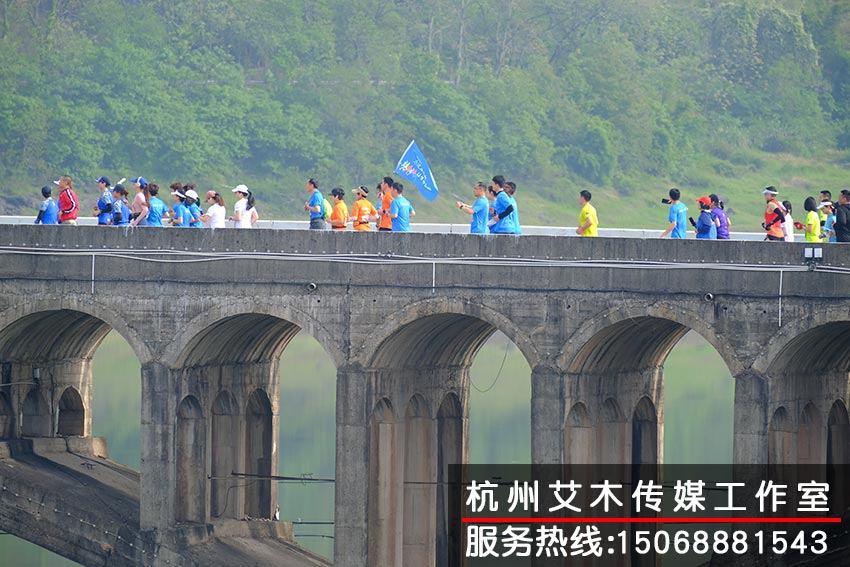 仙湖半程马拉松赛现场穿越大桥的场景拍摄照片直播